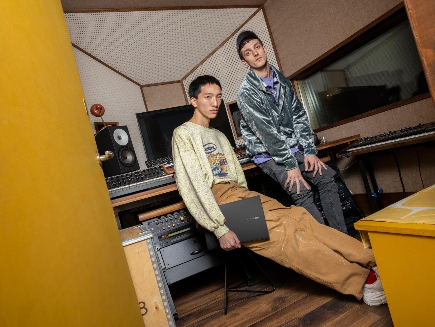 Asus,  Asus VivoBook 15 OLED anh 4