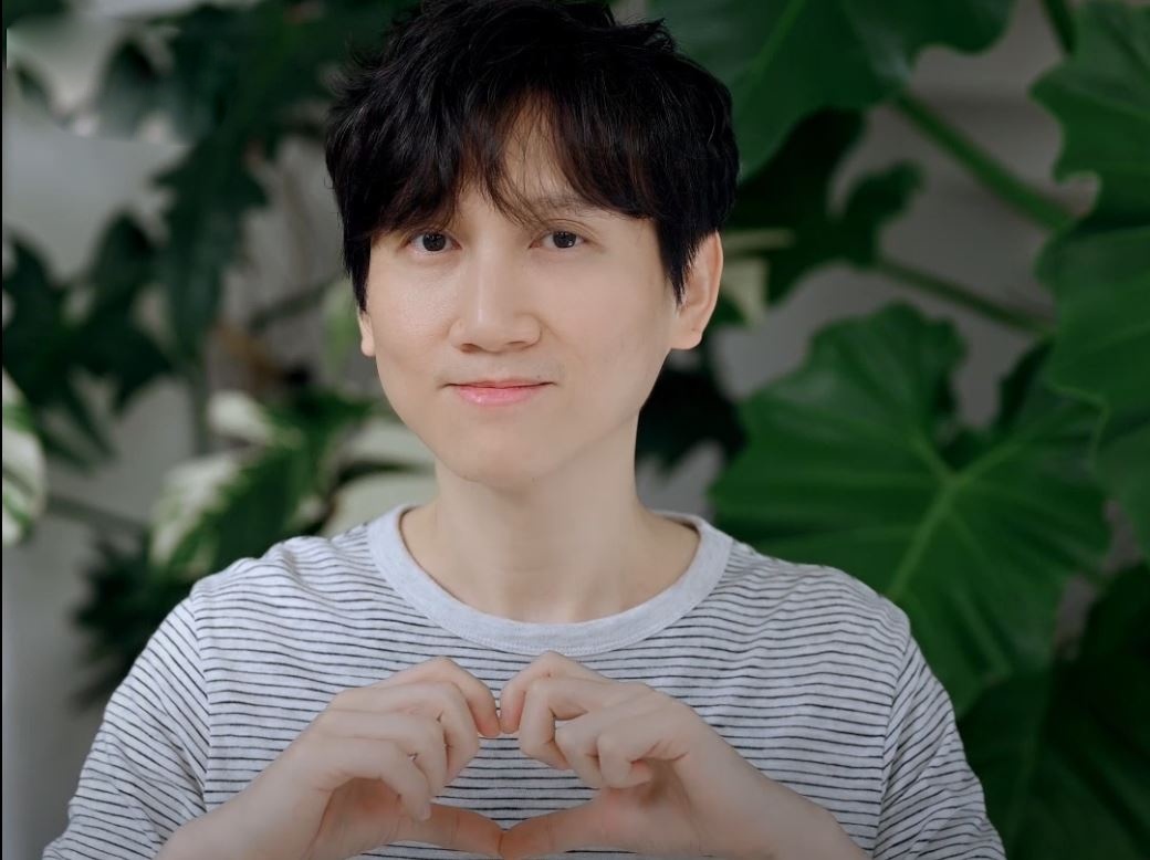 Video - Mr Siro xuc dong khi 'Em gai mua' can moc ky luc tren Zing MP3 hinh anh