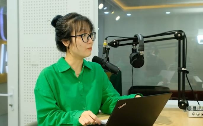 Video - Mot ngay lam radio host hinh anh