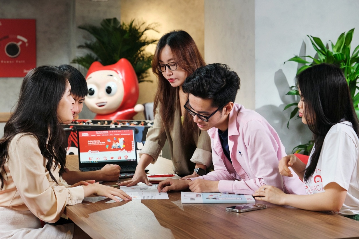 Video - Kenh TikTok cua Home Credit can moc 120.000 luot theo doi hinh anh