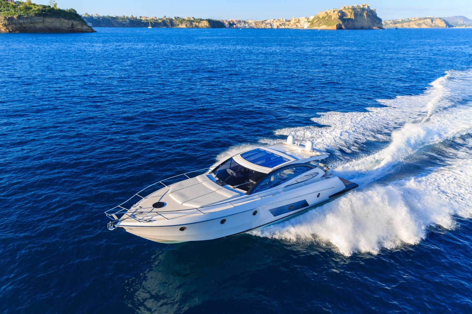 Song ben ben du thuyen - dac quyen cua gioi sieu giau hinh anh