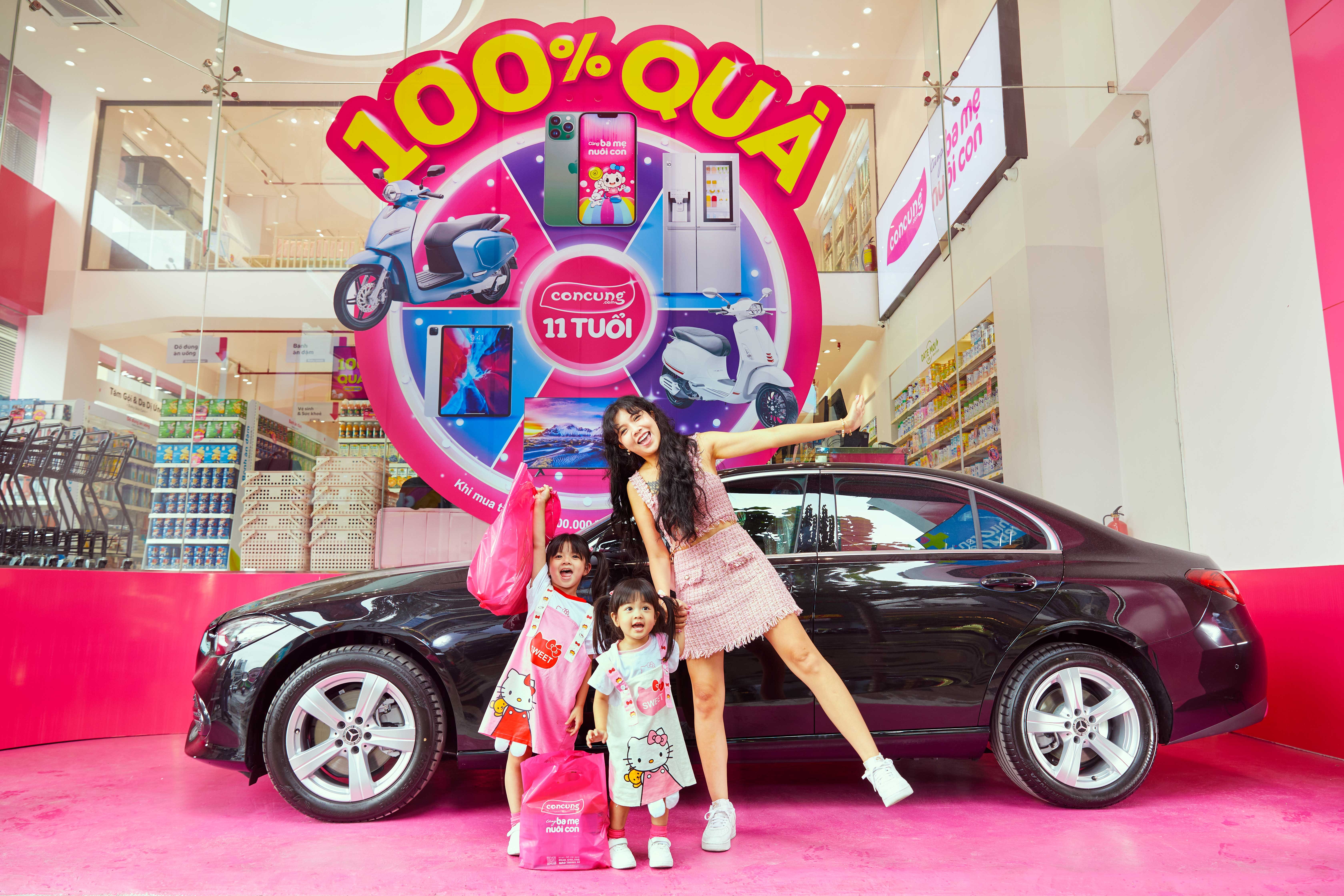 Me bim hao huc len do den Con Cung don Mercedes ve nha hinh anh