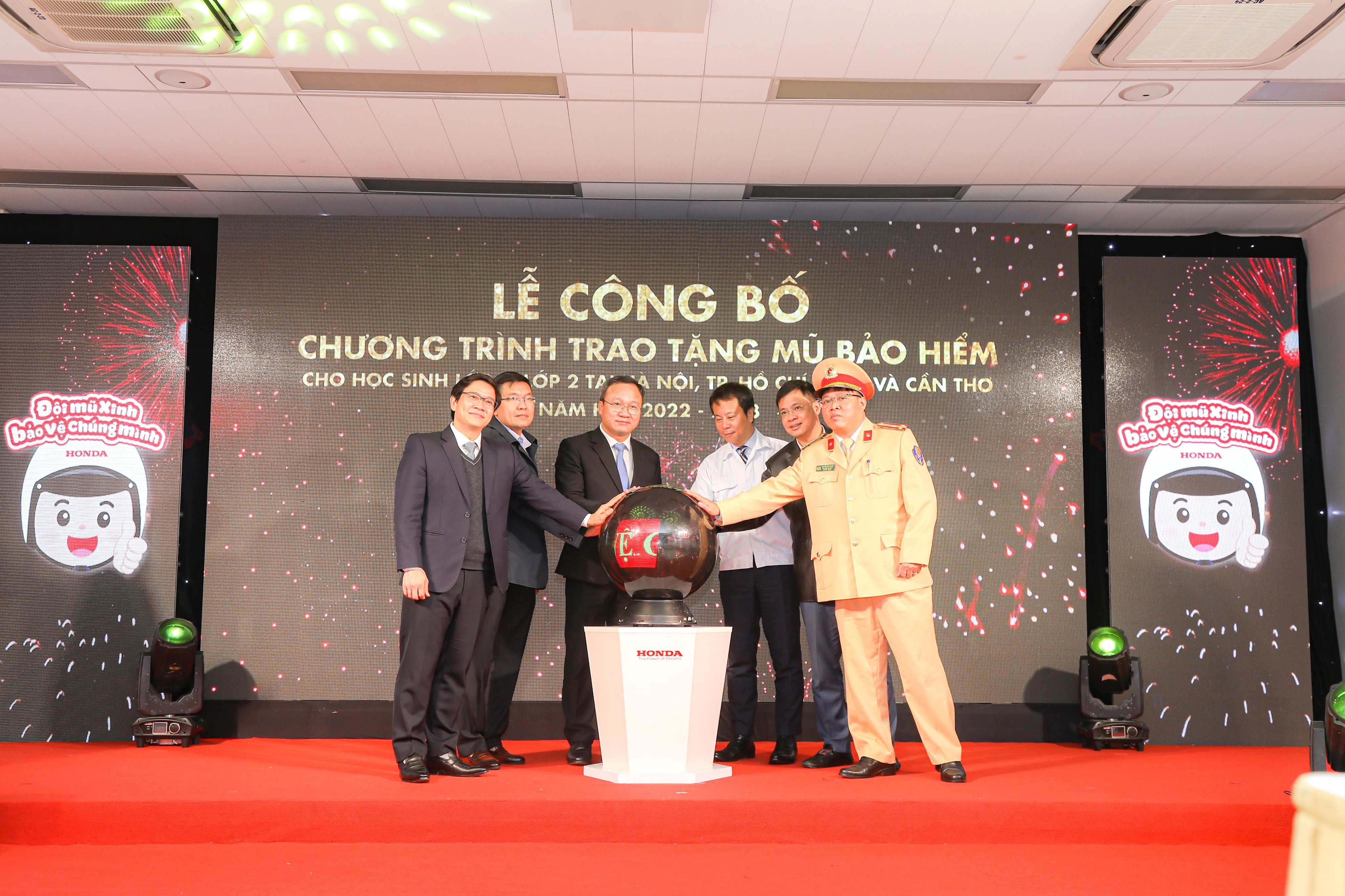 Honda Viet Nam tang mu bao hiem, nang cao y thuc ATGT cho hoc sinh hinh anh