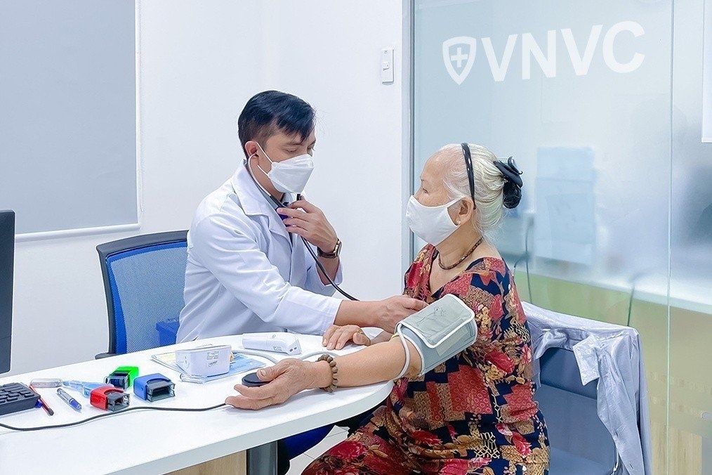 Dong nhiem Covid-19, cum va phe cau tan pha he ho hap hinh anh