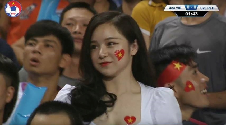 hot girl ngu gat xinh noi bat tren san My Dinh anh 1