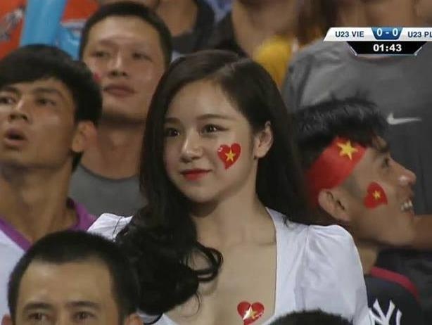 'Hot girl ngu gat' gay chu y o tran dau U23 Viet Nam - Palestine hinh anh