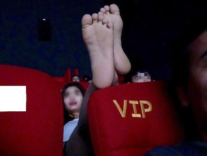 Co gai gac chan len ghe phia truoc - di xem phim hay lam tro gi vay? hinh anh