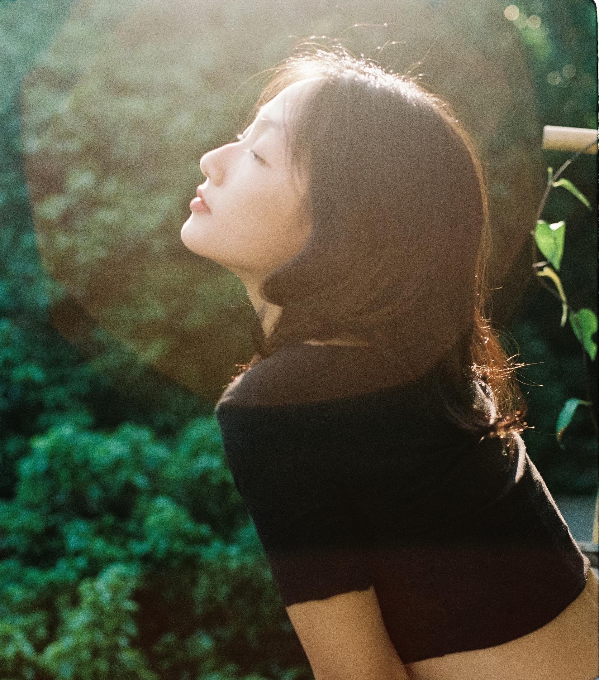 nhan sac giong nhau cua Linh Khieu va Thu Anh anh 8