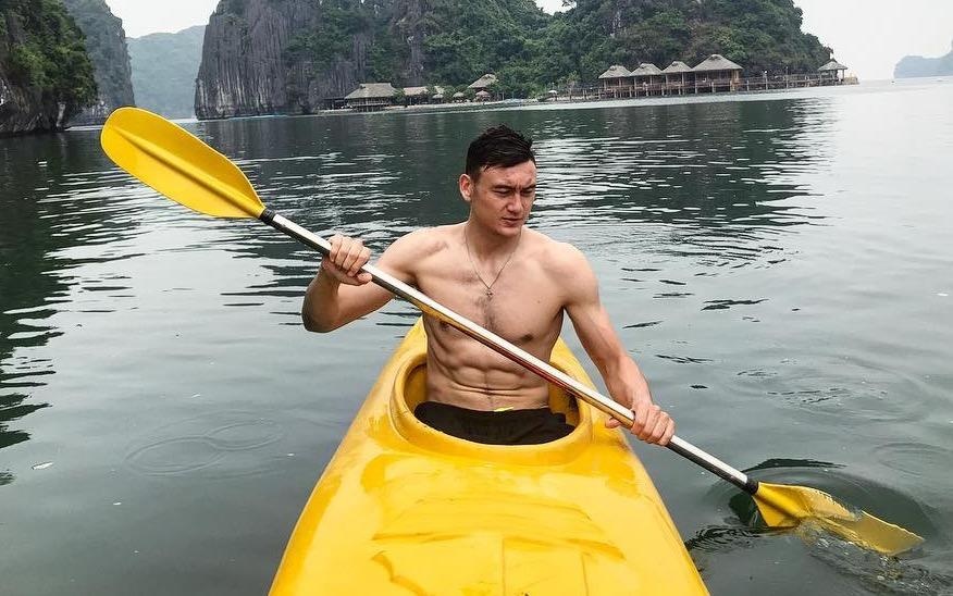 Dang Van Lam khoe giong ca hay va body 6 mui tai Cat Ba hinh anh