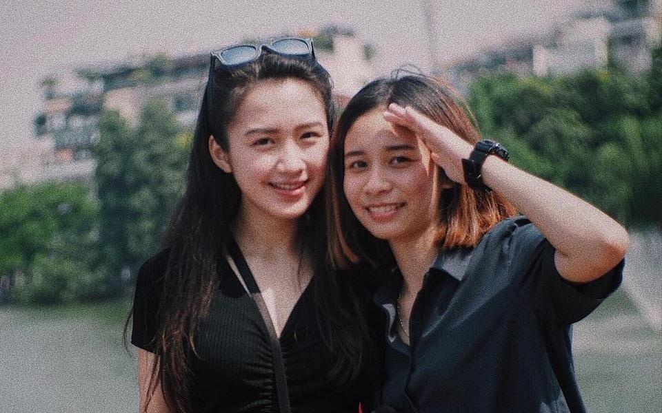 Hot girl Lao goc Viet bat ngo dang anh dao choi pho di bo Ha Noi hinh anh