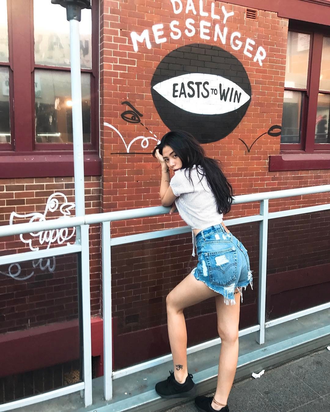 2 chau gai sexy cua giao su Van Nhu Cuong anh 4