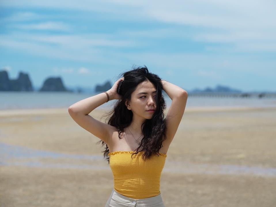 Chau gai xinh dep cua PGS Van Nhu Cuong cover 'Mua di qua pho' hinh anh