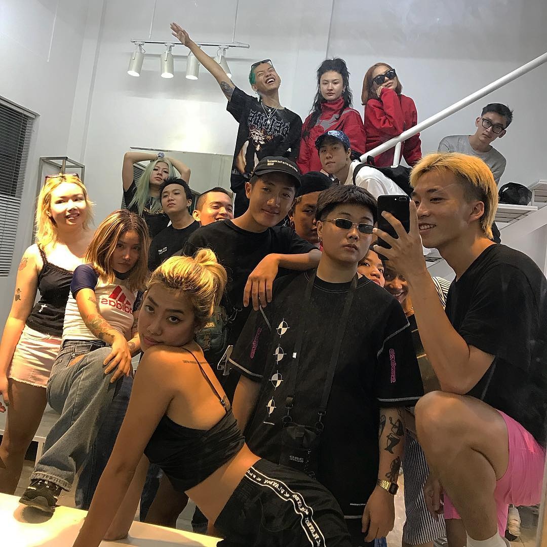 nhóm bạn mang tên 42 The hood nổi tiếng Sài Gòn ảnh 1 nhom ban mang ten 42 The hood noi tieng Sai Gon anh 1