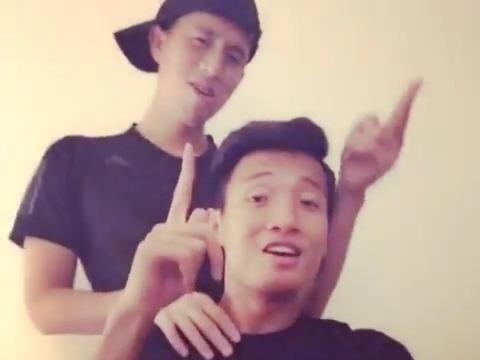 Tien Dung, Dinh Trong khien fan bat cuoi voi clip hat nhep hinh anh