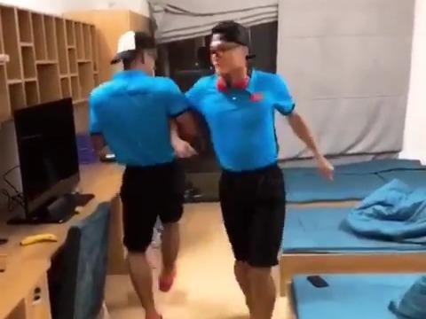 Duc Chinh, Tien Dung nhay cuc sung cung nhau hinh anh