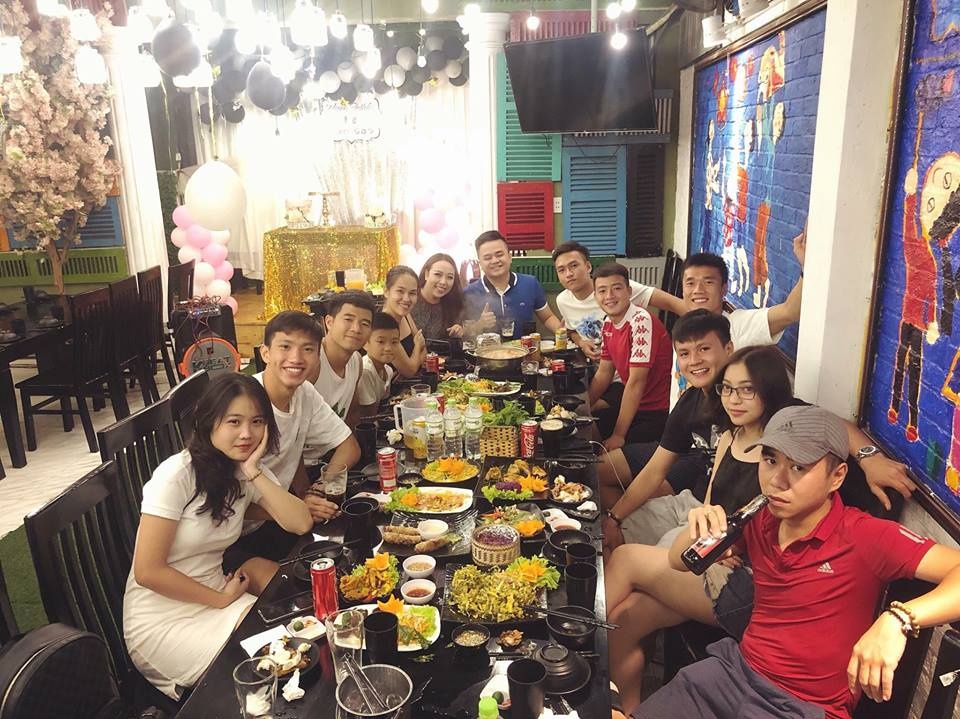 dàn U23 tụ tập sau khi rời sân Mỹ Đình ảnh 2 dan U23 tu tap sau khi roi san My Dinh anh 2