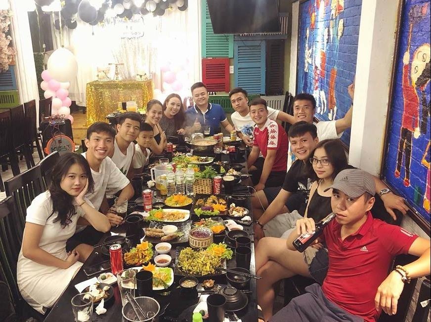 Tien Dung, Quang Hai, Duc Chinh tu tap an uong sau le vinh danh hinh anh