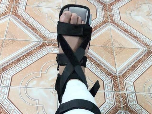 Xuan Manh dang anh bi chan thuong, dan cau thu U23 thay nhau an ui hinh anh