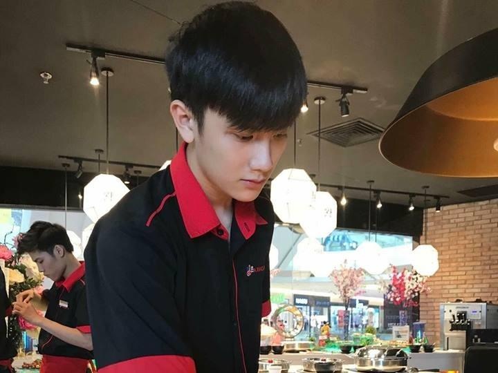 Nam phuc vu ban o Sai Gon duoc tim kiem sau anh chup len dep trai hinh anh