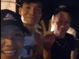 Bui Tien Dung xuat hien trong livestream voi ban gai tin don hinh anh