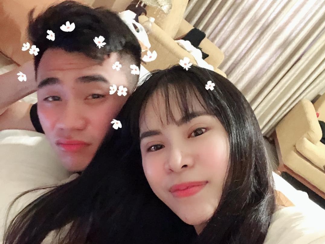 Bui Tien Dung khoe anh ky niem mot nam voi ban gai hinh anh