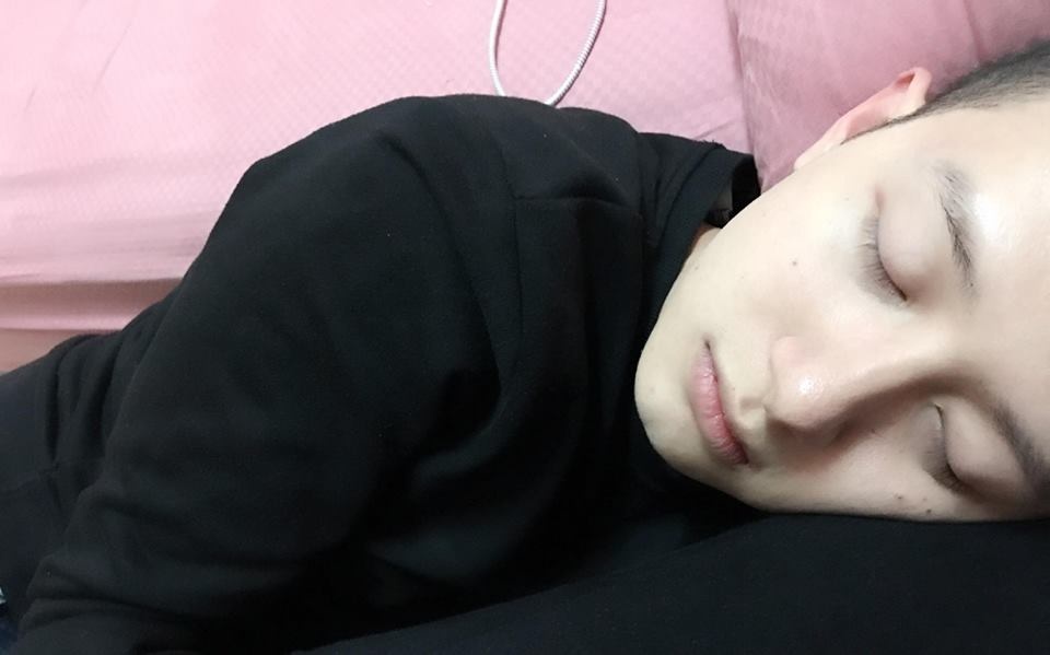 Em gai khoe anh trai dep trai chieu chuong anh 6