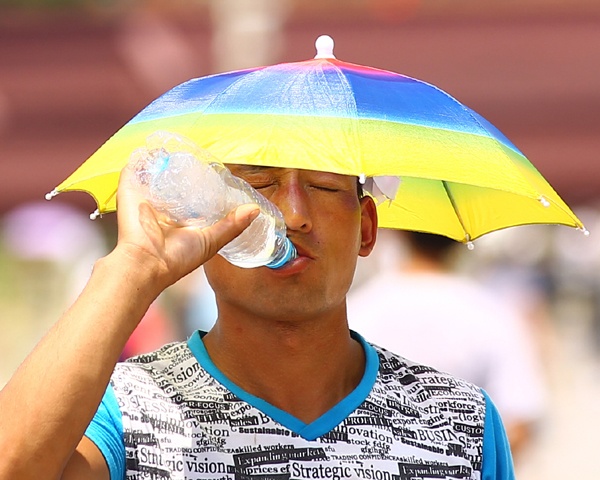 Nguoi Trung Quoc 'va vat' duoi cai nong thieu dot anh 4