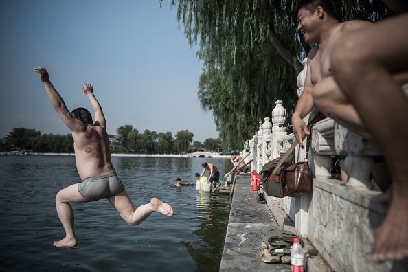 Nguoi Trung Quoc 'va vat' duoi cai nong thieu dot anh 3