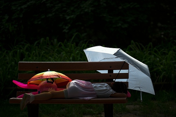 Nguoi Trung Quoc 'va vat' duoi cai nong thieu dot anh 6