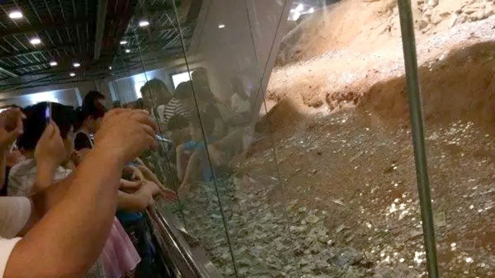 Cau may man,  nguoi Trung Quoc lap chua co duoi 'nui tien' anh 1