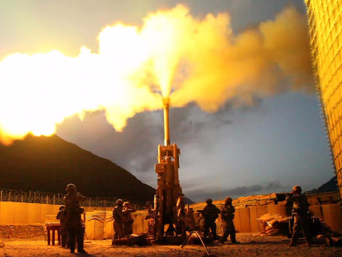 Quan doi My na phao vao sao huyet IS tai Syria hinh anh