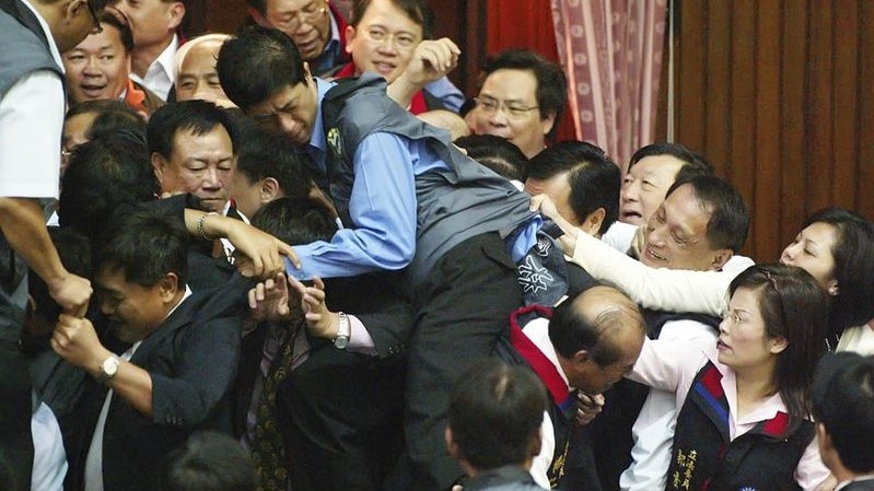 Nghi si Dai Loan 'dau vo' gay hon loan nghi truong hinh anh