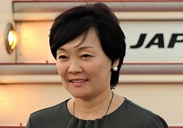 Ba Abe vo khong biet tieng Anh de tranh noi chuyen voi TT Trump hinh anh