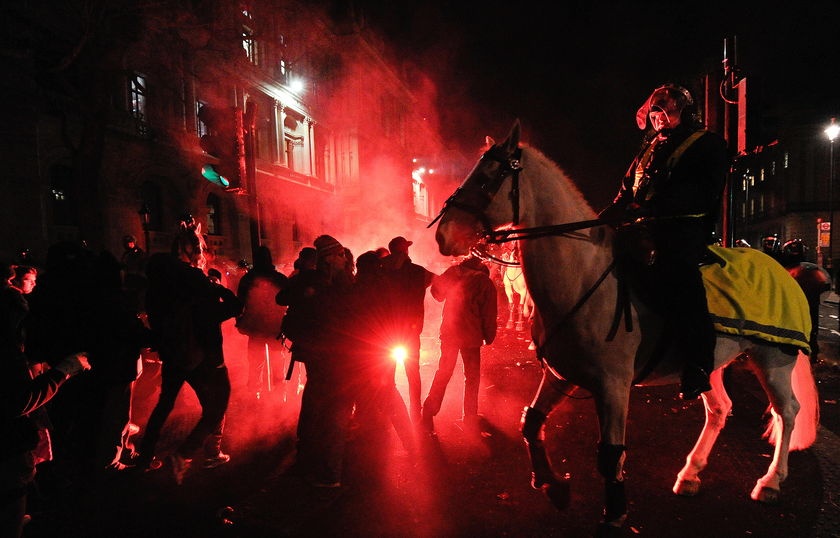 Bieu tinh leo thang thanh bao luc tai London hinh anh