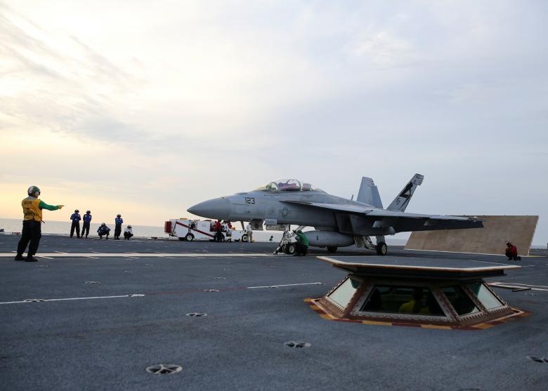 Chien dau co lan dau cat canh tu tau san bay dat nhat the gioi cua My anh 2