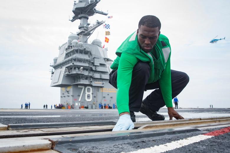 Chien dau co lan dau cat canh tu tau san bay dat nhat the gioi cua My anh 4