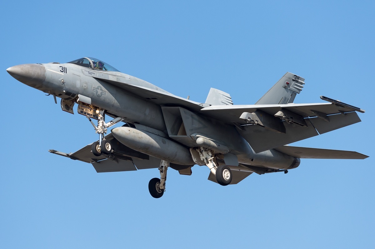 Chien dau co My suyt va cham may bay khong nguoi lai Iran hinh anh