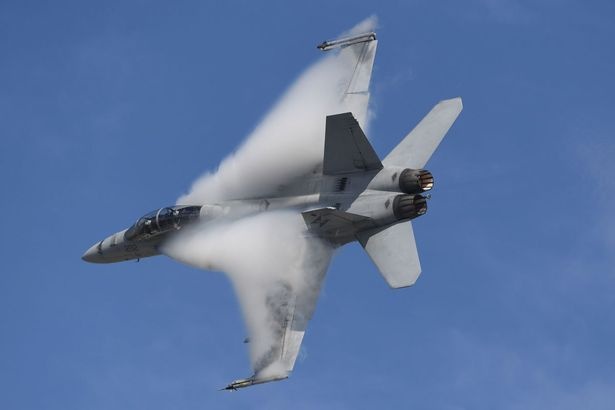 Chien dau co My dap khan cap o Bahrain, phi cong nhay du thoat nan hinh anh