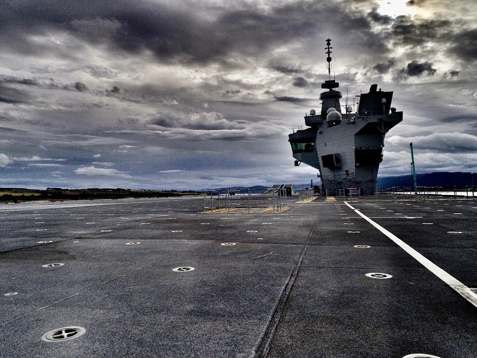 Hinh anh tau HMS Queen Elizabeth ghi tu may bay khong nguoi lai hinh anh