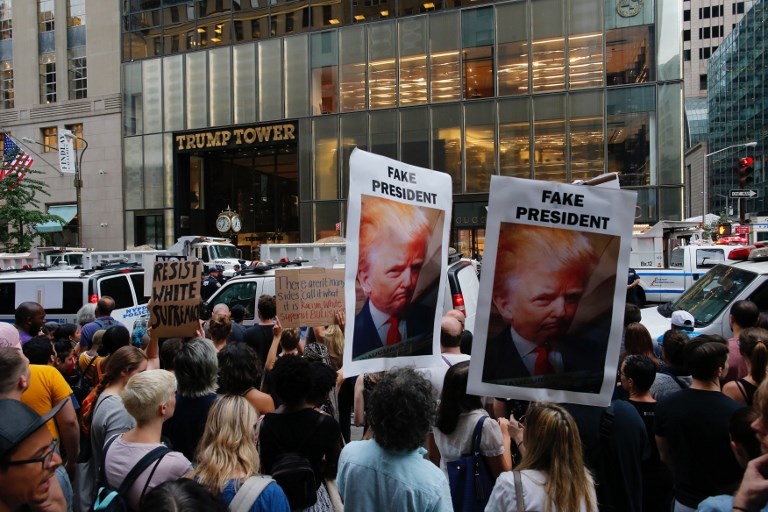 Bieu tinh lon tai Trump Tower anh 6