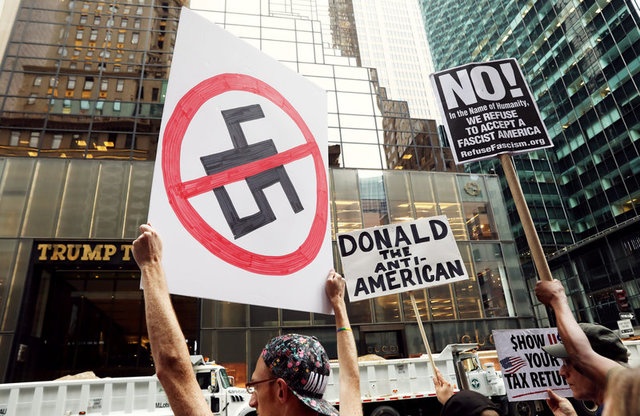 Bieu tinh lon tai Trump Tower anh 1