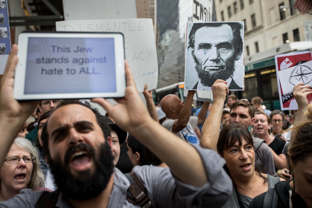 Bieu tinh lon tai Trump Tower anh 5