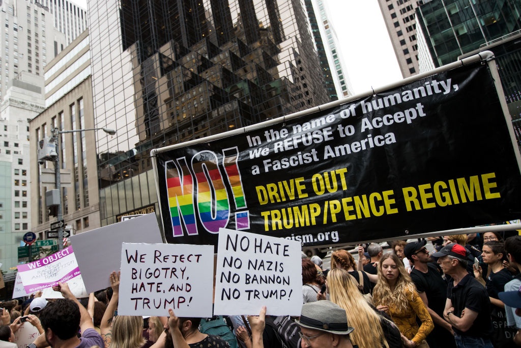 Bieu tinh lon tai Trump Tower anh 4