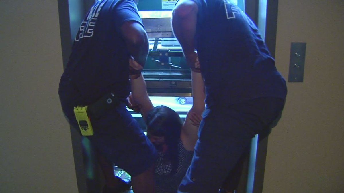 Giai cuu nguoi mac ket trong thang may vi mat dien o Dai Loan hinh anh