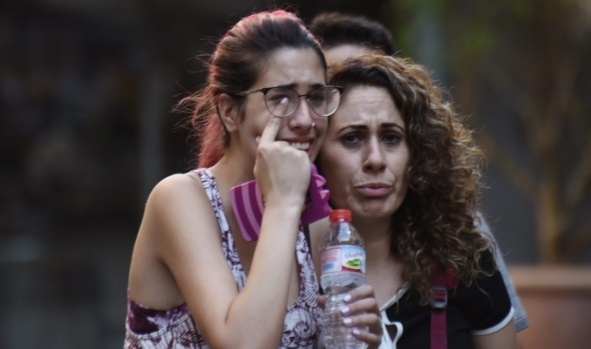 Nhan chung tron vao WC, tranh bi hat tung trong vu lao xe o Barcelona hinh anh