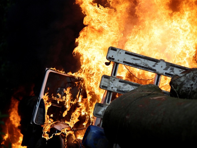 Kiem lam Brazil pha huy trai khai thac go lau giua rung Amazon hinh anh