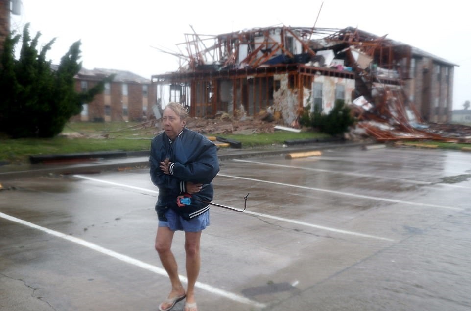 Ôtô lật nhào, nhà cửa tan nát sau siêu bão Harvey ở Mỹ ảnh 2 Oto lat nhao, nha cua tan nat sau sieu bao Harvey o My anh 2