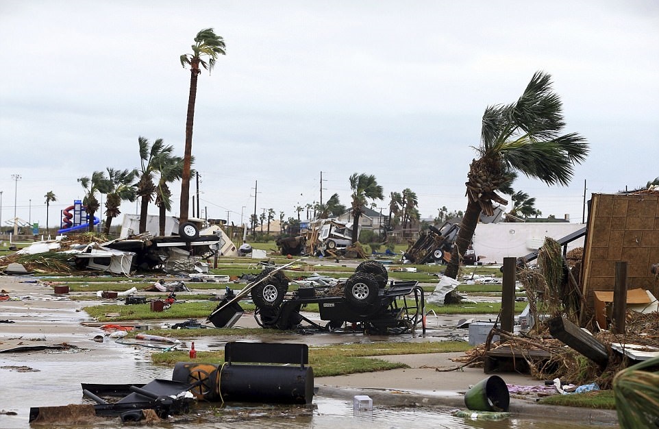 Ôtô lật nhào, nhà cửa tan nát sau siêu bão Harvey ở Mỹ ảnh 1 Oto lat nhao, nha cua tan nat sau sieu bao Harvey o My anh 1