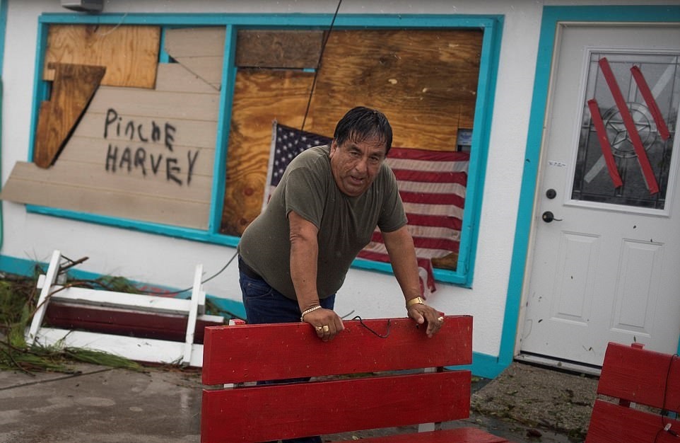 Ôtô lật nhào, nhà cửa tan nát sau siêu bão Harvey ở Mỹ ảnh 5 Oto lat nhao, nha cua tan nat sau sieu bao Harvey o My anh 5