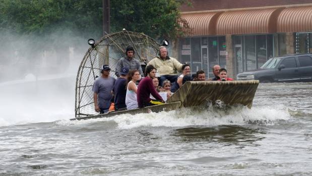 Nguoi My boi phao,  cheo thuyen giua bien nuoc trong sieu bao anh 3